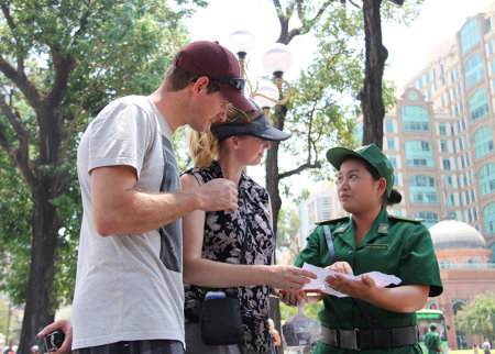 Trật tự viên du lịch (TNXP TP Hồ Chí Minh) đang hướng dẫn cho du khách